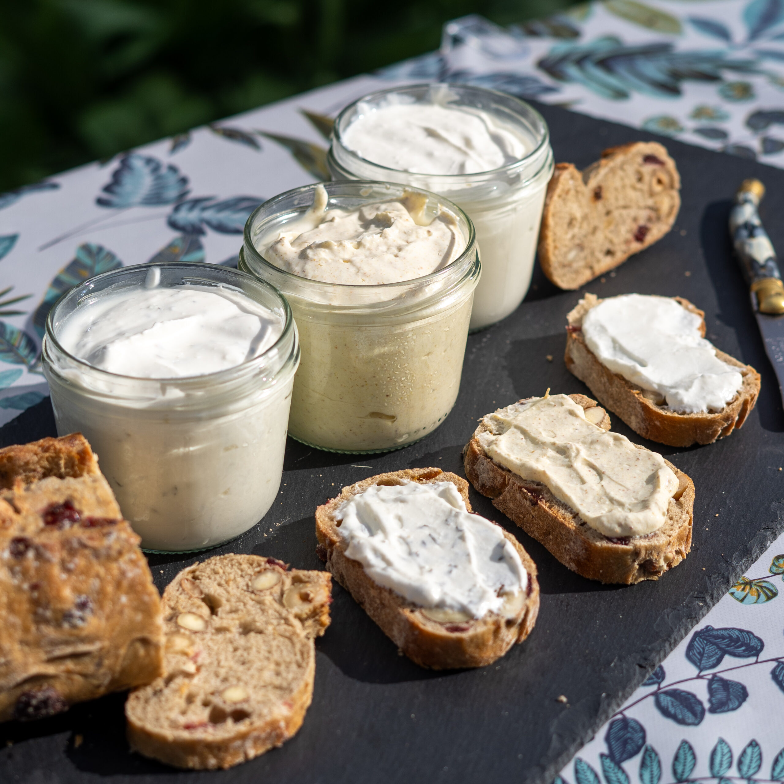 Fromage à tartiner – onctueux, légèrement mousseux, déclinaisons Nature, Curry/pavot, Thym de Provence, aïl des ours