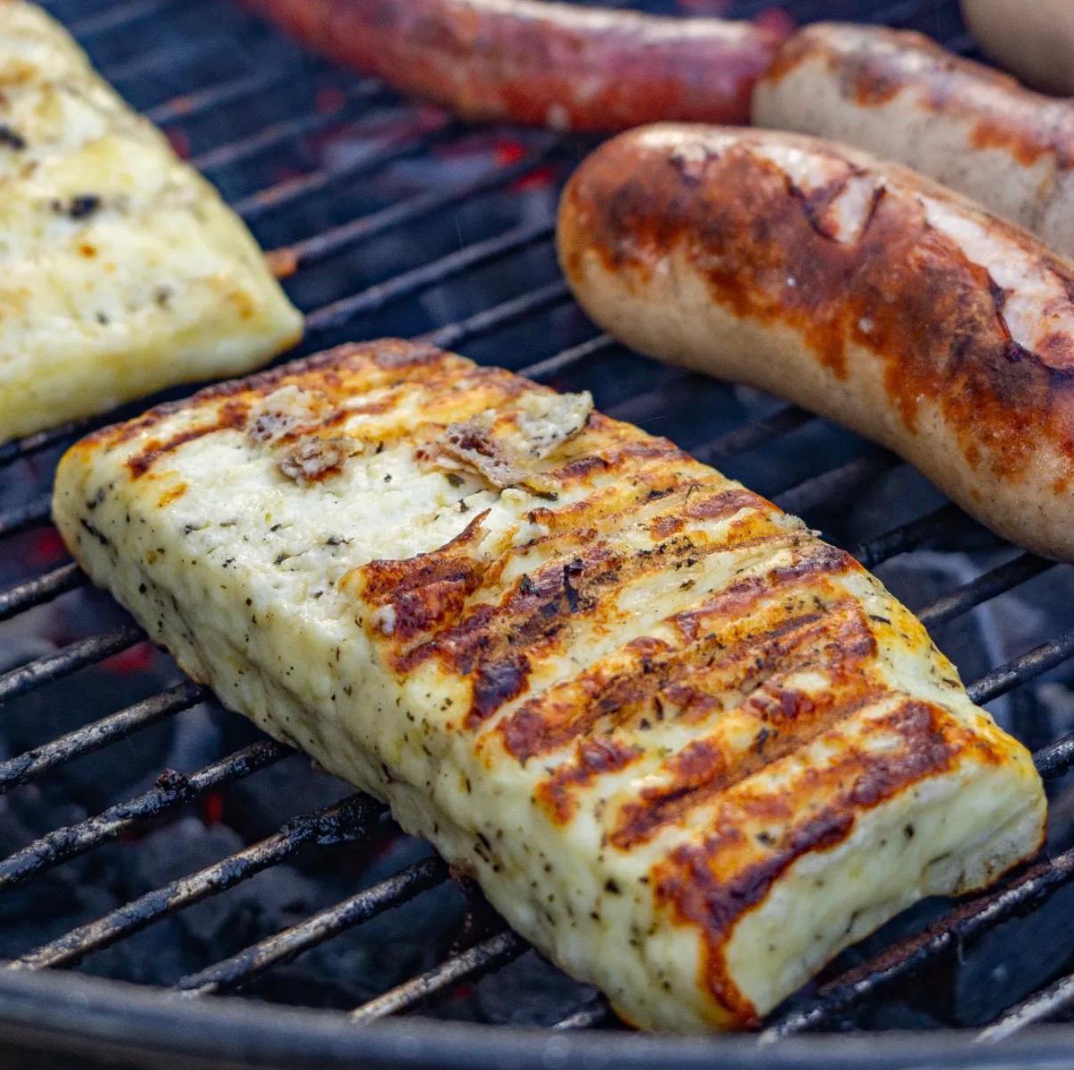 Le Haloumetz grillé au barbecue, doré et marqué, fromage à griller de la Laiterie de Metz