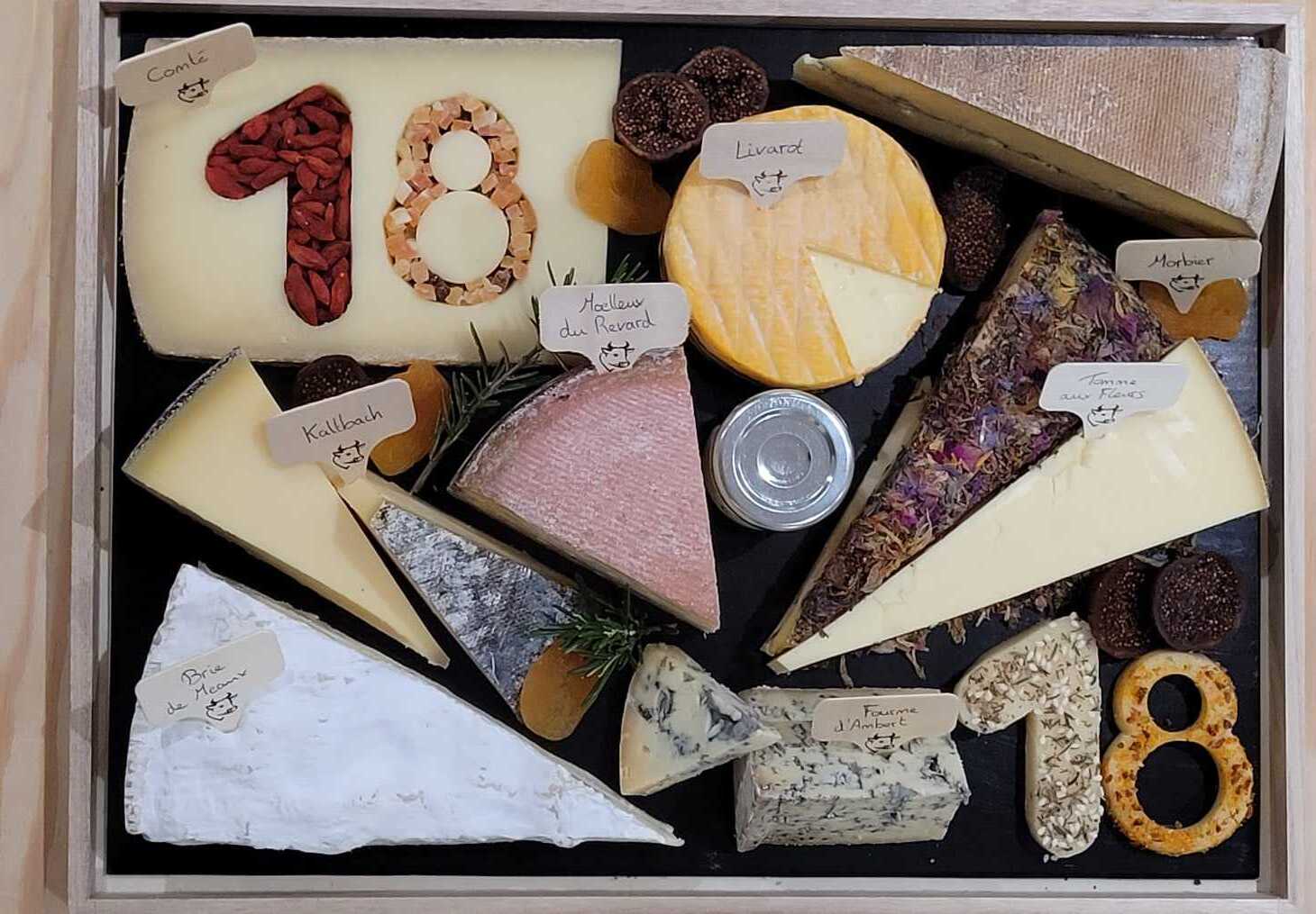 Plateau d'anniversaire, chiffres composés en fruits secs sur le Comté — Laiterie de Metz