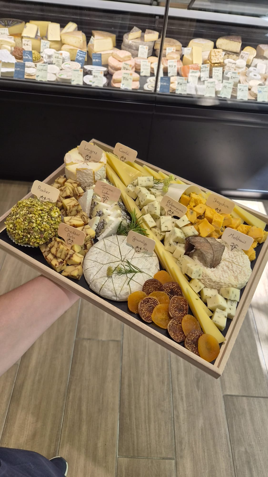 Caisse de fromages affinés étiquetés pour réception — Laiterie de Metz
