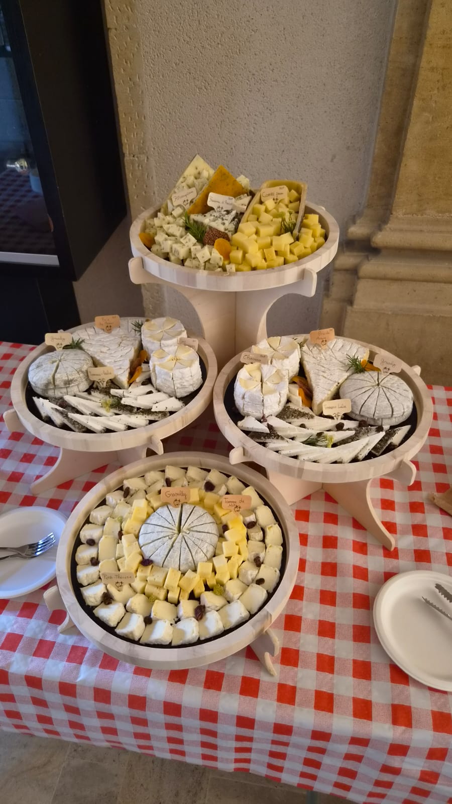 Plateau de fromages festif sur présentoirs bois — Laiterie de Metz