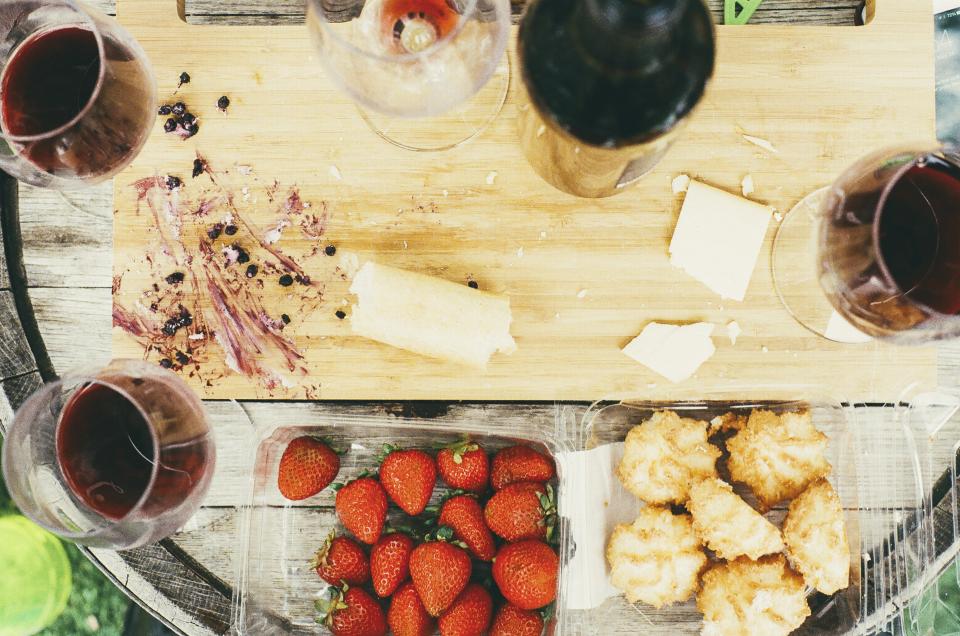 Verres de vin, fromage et fruits pour l'apéritif