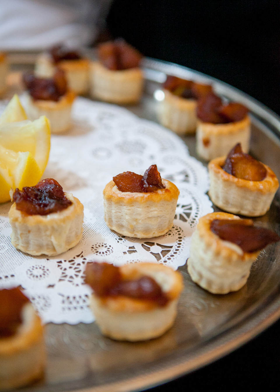 Canapés de traiteur présentés sur un plateau